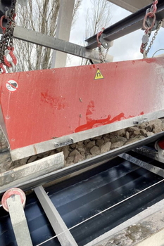 Magnetplatte DND-MC über dem Kalkstein-Bandförderer vor dem Primärbrecher