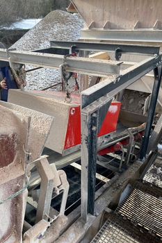Magnetplatte DND-AC über dem Bandförderer – Kalksteinbrechen im Zementwerk