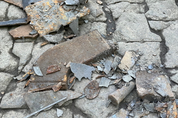 Aufgefangene metallische Verunreinigungen auf dem Gelände des Zementwerks