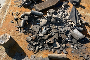 Aufgefangene metallische Verunreinigungen auf dem Gelände des Zementwerks