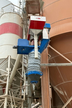 Automatischer Gitter-Magnet-Abscheider MSSJ-AC HD 600 SCORPION in einer Rohrleitung für gemahlenes Kalkhydrat