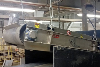 Magnetplatte DND-AC Mx8 F BEAST über einem Förderband mit festem Ersatzbrennstoff EBS