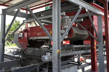 Überbandmagnetabscheider DND-AC mit automatischer Reinigung – primäre Eisenabscheidung auf dem Bandförderer