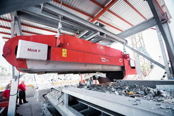 Überbandmagnetabscheider DND-AC Mm8 F TIGER mit automatischer Reinigung – primäre Eisenabscheidung auf dem Bandförderer