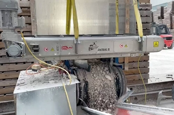 Selbstreinigende Magnetplatte für mobile Zerkleinerer – Abscheidung von Betonstahl beim Betonzerkleinern