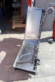Magnetbandförderer MD-Z COBRA – Transport metallischer Pressteile aus der Presse im Maschinenbau