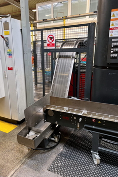 Magnetbandförderer MD-Z COBRA – Transport metallischer Pressteile aus der Presse im Maschinenbau
