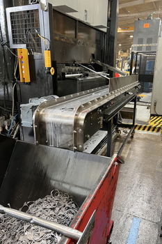 Magnetbandförderer MD VIPER – Transport metallischer Pressteile aus der Presse im Maschinenbau