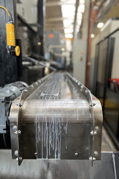 Magnetbandförderer MD VIPER – Transport metallischer Pressteile aus der Presse im Maschinenbau