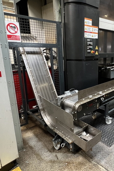 Magnetbandförderer MD-Z COBRA – Transport metallischer Pressteile aus der Presse im Maschinenbau