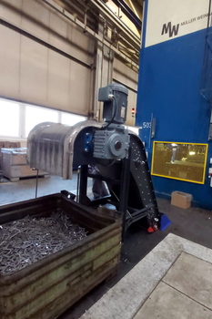 Magnetbandförderer MD-Z COBRA – Transport metallischer Pressteile aus der Presse im Maschinenbau