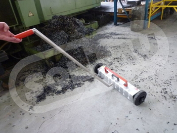 Magnetbesen MZ – Reinigung von Spänen auf einem Maschinenbaugelände