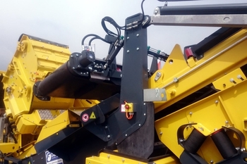 Selbstreinigende Magnetplatte JACKAL an einem mobilen Brecher im Steinbruch