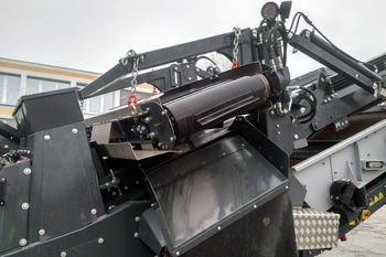 Selbstreinigende Magnetplatte JACKAL an einem mobilen Brecher im Steinbruch