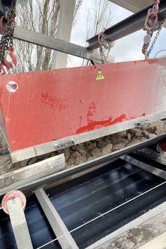 Magnetplatte DND-AC über dem Bandförderer – Schutz des Gesteinsbrechers im Steinbruch