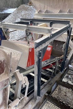 Magnetplatte DND-AC über dem Bandförderer – Schutz des Gesteinsbrechers im Steinbruch