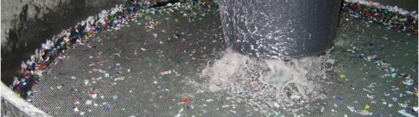 Einsatz eines Vibrationssiebs für das Wasserrecycling bei der PET-Verarbeitung