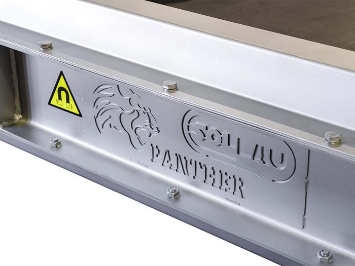 Selbstreinigender Überbandmagnetabscheider DND-AC über einem Förderband